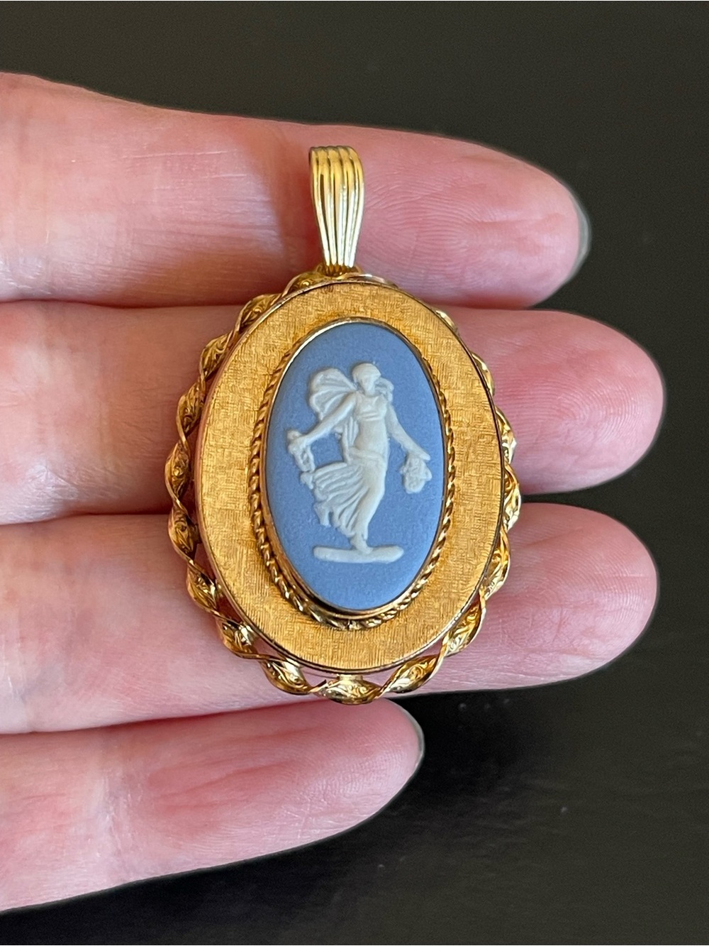 Vintage Ven dell 12KT gold filled Wedgwood cameo locket pendant.